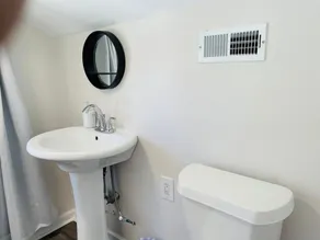 Large Renovated Cottage on East Lake Park - Image 2