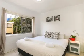 Contemporary 2 Bedroom Beachfront Apartment - Image 3