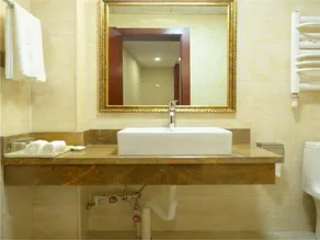 Golden Wheel Hotel - Image 2