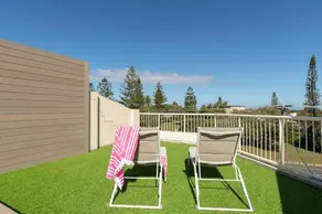 New Lux Apt opposite Buddina patrolled Beach - Image 5