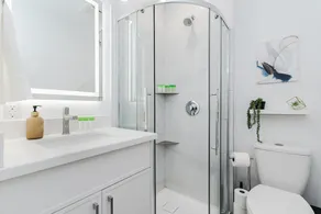 Elegant Suite—Near Kensington Market, Sleeps 8 - Image 4