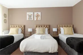 Syster Properties Serviced Accommodation Leicester 5 Bedroom House Glen View - Image 3