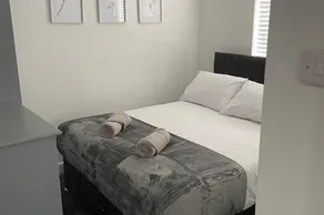 Sheffield Blissful Retreat 3 Bedroom House - Image 4