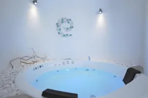 Yades Suites & Spa - Image 2