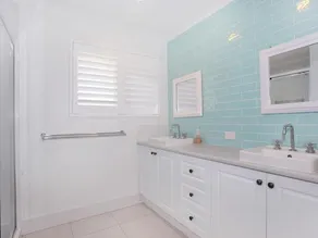 Outstanding Waterfront Hamptons Style 5 Bedroom Luxurious Home with Air Conditioning Pool and Pontoon -Bring your own boat - Image 3