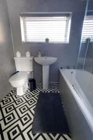 DerBnB #2 Limes, Modern 1 Bedroom Apartment, Free Parking, WI-FI & Netflix Near Royal Derby Hospital - Image 3