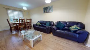 Impeccable 4-bed House in London - Image 2