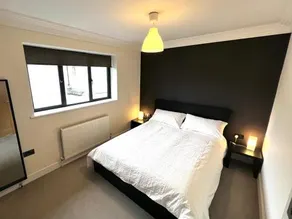 Modern and cozy 2-guest flat with gated parking - Image 2