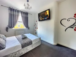 wonderful well-equipped home within easy walking distance of lots amenities - Image 5