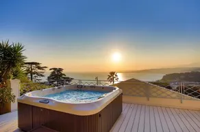 Luxury Villa at Mont Boron, swimming pool overviewing the bay - Image 2
