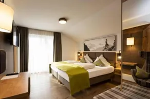 Double room, shower or bath, toilet, balcony - Image 2