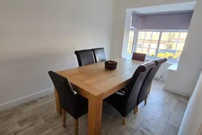 Spacious Central Home - Sleeps 7 Garden & Parking - Image 4