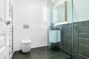 Spacious Luxury Hampton Home Park Front - Image 5