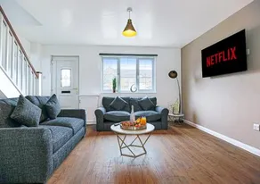 Walnut House with Free Parking, Fast Wifi and Smart TVs by Yoko Property - Image 3