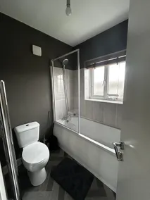 Large 5 bed House in Leeds Fits 10 free Parking - Image 3