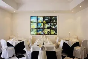 M Glamour Hotel - Image 2