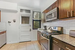3-BR Designer's Apt in the Iconic Hyde Park - Image 3