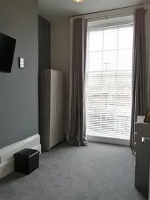 2-bed Flat in Hamilton Square - Image 3