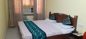 OYO 9056 Hotel Holiday Comfort - Image 4