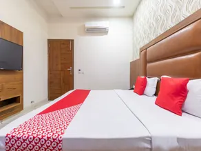 Hotel Crown by OYO Rooms - Image 3