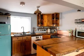 3br-fireplace-hottub-garden-parking - Image 3