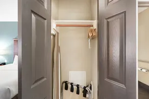 La Quinta Inn & Suites by Wyndham Houston Hobby Airport - Image 3