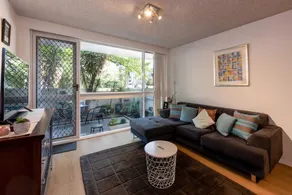 Beautiful 2-bed Unit in St Kilda West w/ Parking - Image 4