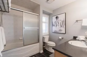 Cozy 5 Bedroom House Mississauga - Image 5