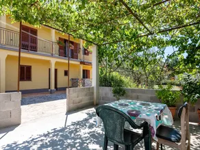 Secluded Apartment in Poreč with Garden - Image 4