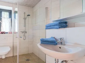 Spacious Apartment near Lake in Guntersberge - Image 5