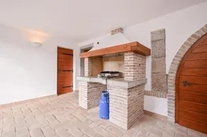 House Polic - Image 4