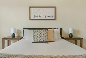 Alluring 2BR Apt in Old Irving Park w/ Laundry - Image 4