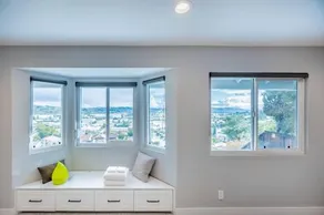 Luxurious 5B4B Home with Pool and View - Image 3