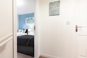 3 Bedroom 3 Bathroom House in Central Milton Keynes with Garden, Free Parking and Smart TV - Contractors, Relocation, Business Travellers - Image 4