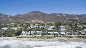 A Beachfront Bungalow on Malibu's Broad Beach - Image 5