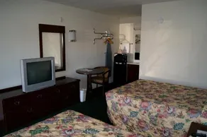 American Inn & Suites - Image 3