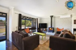 Aloha - Short Drive To Berry & The Beach - Fireplace And Firepit - Image 2
