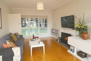 Cosy 3 Bedroom Cottage With Indoor Fireplace - Image 4