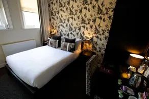Cinnabar Café Hotel - Image 2