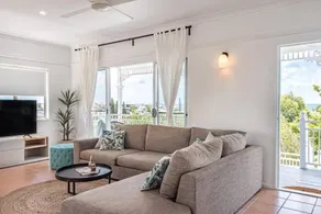 Coco's - Coastal style beach house with views - Image 5