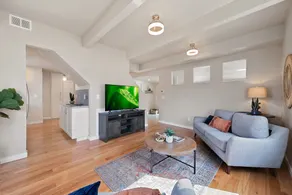 Bright and Stylish Home Great Central Location! - Image 4