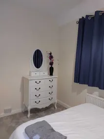 Remarkable 3-bed House in Leeds - Image 3