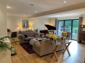 Spacious Surrey Hills Country House - Image 4