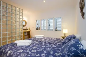 Pebbles Sea Front Apartment - Image 5