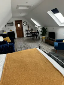 Tranquil Loft Apartment Overlooking Countryside - Image 2