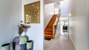 Stunning Canal Home Oh So Close To The Waterfront - Image 4