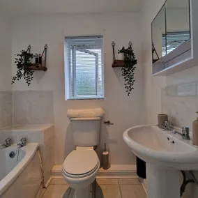 Stylish Pet Friendly 3 Bedroom House In Manchester - Image 3