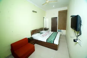 OYO 9056 Hotel Holiday Comfort - Image 3