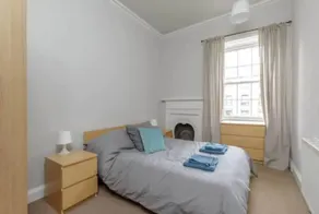 Spacious Elegant 4 Bedroom Apartment Close To Centre - Four Bedroom Apartment, Sleeps 8 - Image 5
