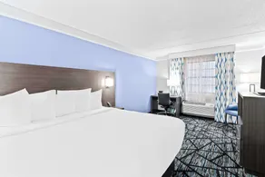 Days Inn & Suites by Wyndham Schaumburg - Image 3